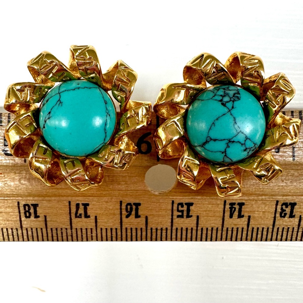💛Vintage Chanel, gold colored clip on earrings with a turquoise in the center